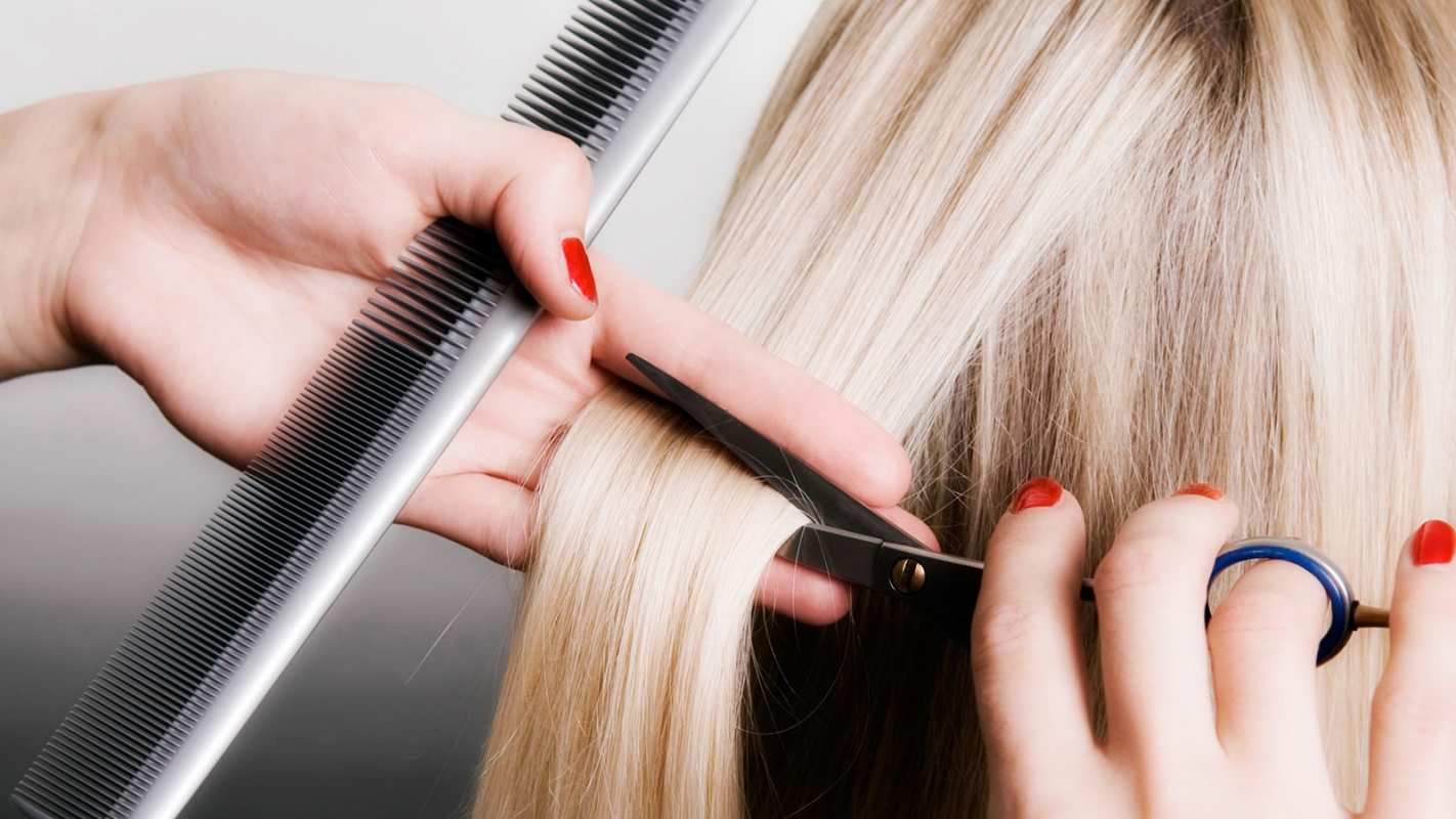 Открытка идет стрижка  с днем парикмахера расческа прическа стрижка  Happy hairdresser`s day 