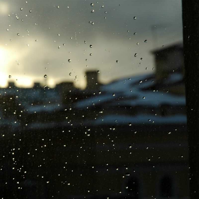 Открытка дождливо  капли на стекле  I miss you 