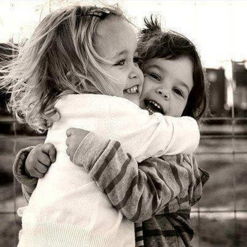 Открытка дети обнимаются  счастливая парочка  I want to hug you 