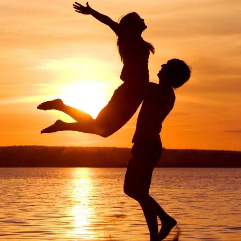 Открытка Курортный роман  парень поднимает девушку и она летит  I want to hug you 