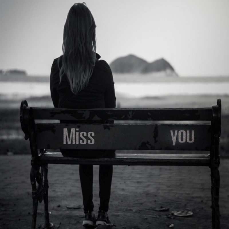 Открытка девушка сидит на лавочке на берегу моря  смотрит на скалы  Do not be sad 