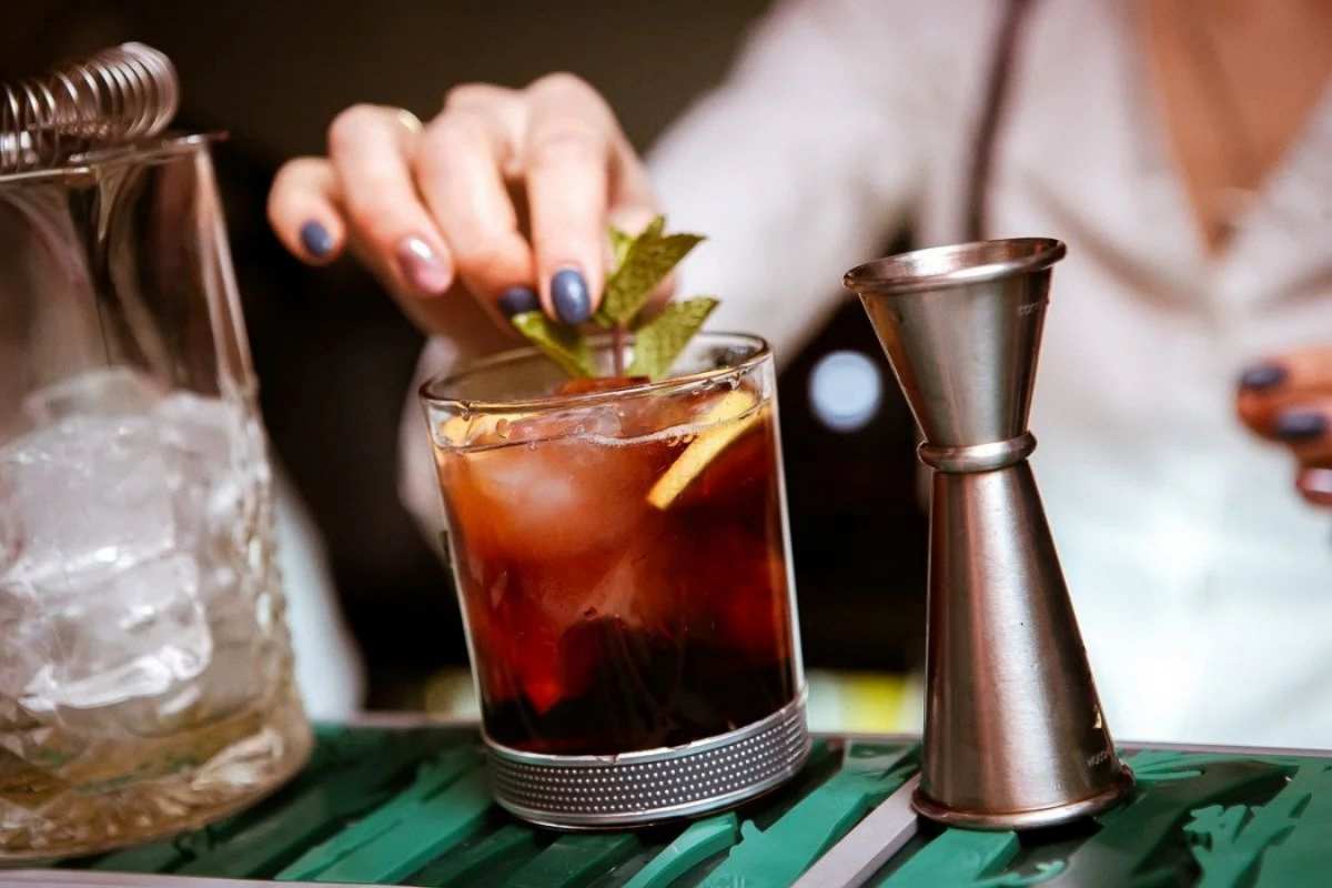 Открытка девушка бармен  с днем бармена  happy bartender day 