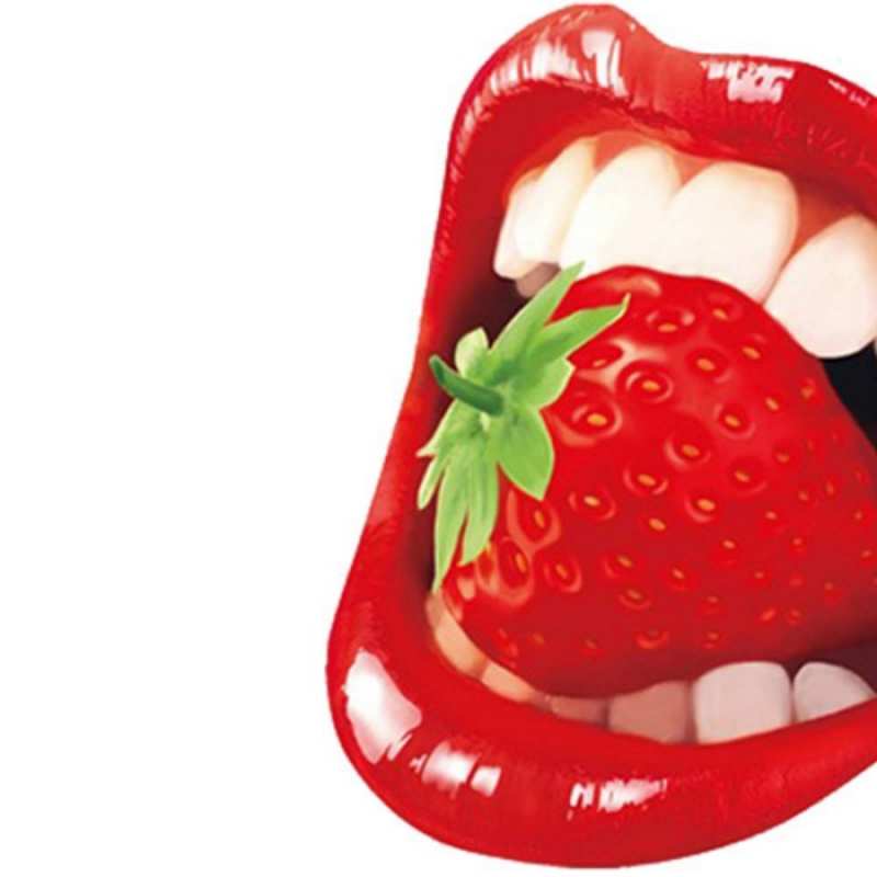 Открытка девушка держит клубнику в зубах открытка для парня открытка с яркими губами Kiss you 