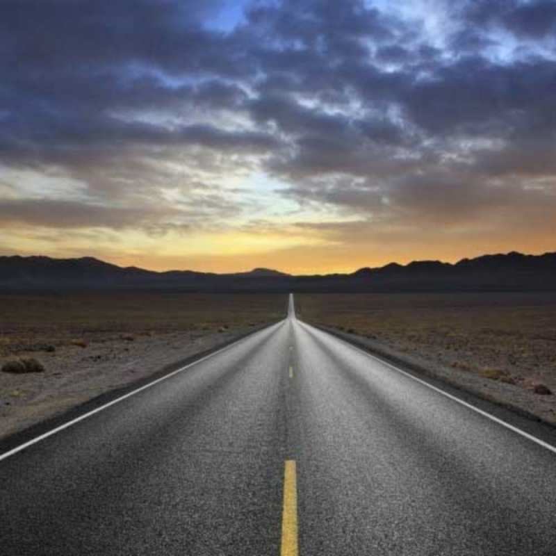 Открытка ровная и прямая дорога на фоне облачного неба горы на горизонте Have a good trip 