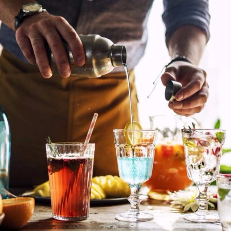 Открытка бармен делает коктейль  с днем бармена  happy bartender day 
