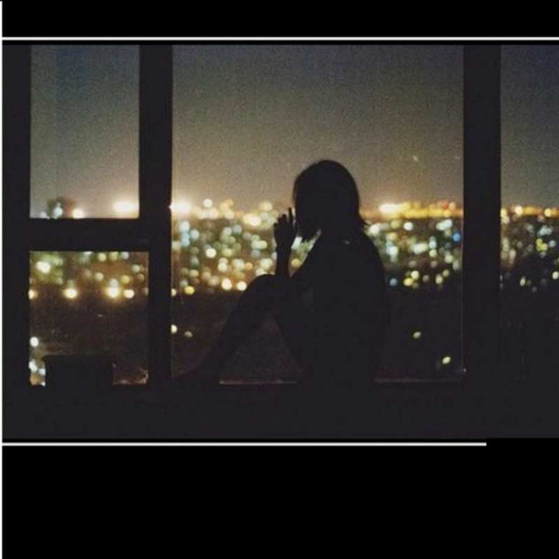 Открытка девушка сидит на подоконнике  смотрит на ночной город  Do not be sad 