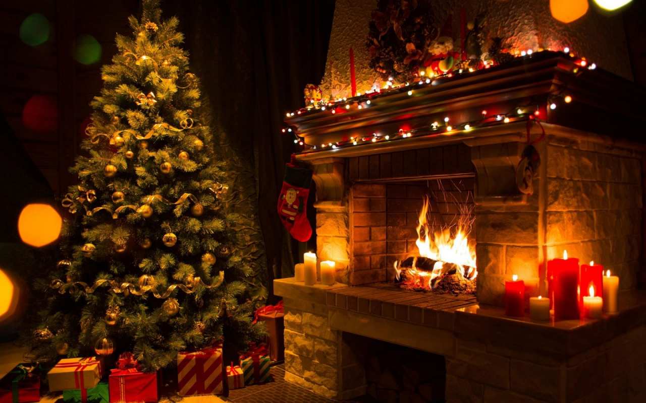 Открытка камин в рождественскую ночь со свечами  новый год  Merry Christmas 