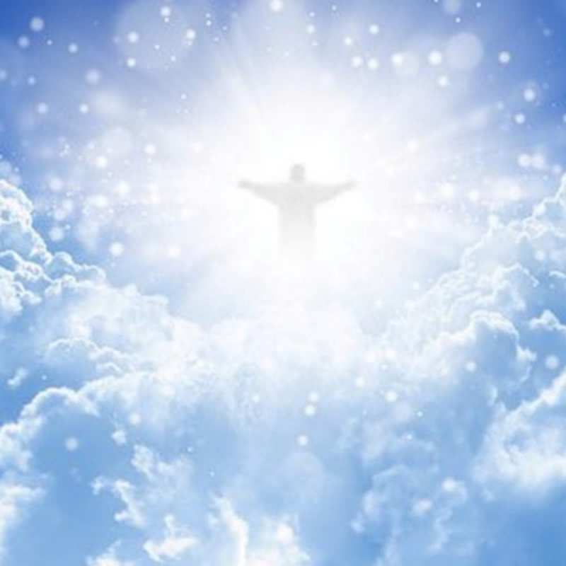 Открытка ангел на небе  ангел на облаках в свете солнца  happy angel day 