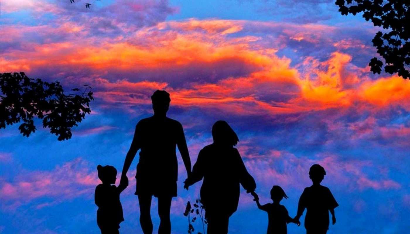 Открытка семья на фоне неба  семья  happy family day 