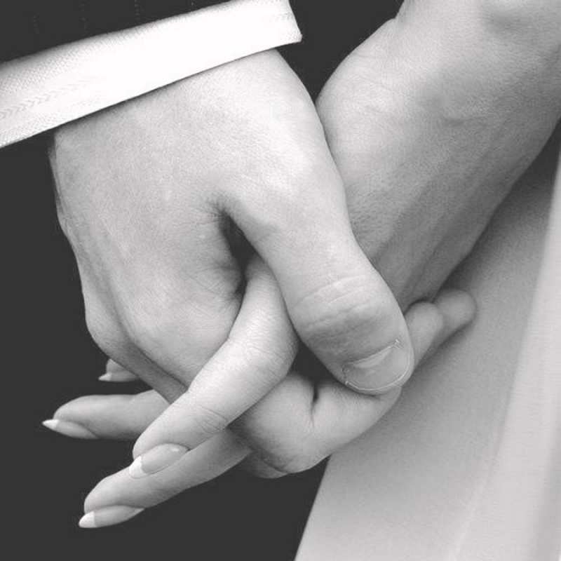 Открытка Парень держит девушку за руку  Черное и белое фото  I want to hug you 