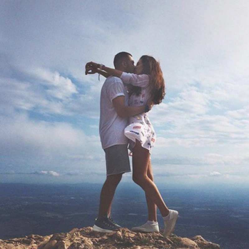 Открытка Парень и девушка обнимаются  Морской пейзаж  I want to hug you 