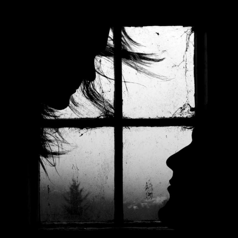 Открытка силуэты на фоне окна  открытки для родных  Do not be sad 