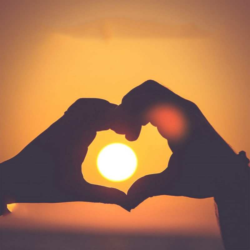 Открытка солнце в руках  садится солнце  Good night 