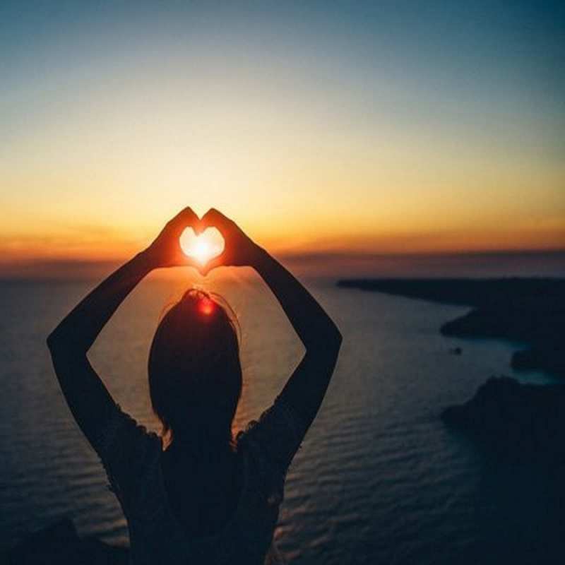 Открытка сердце из рук  закат на море  I want to hug you 