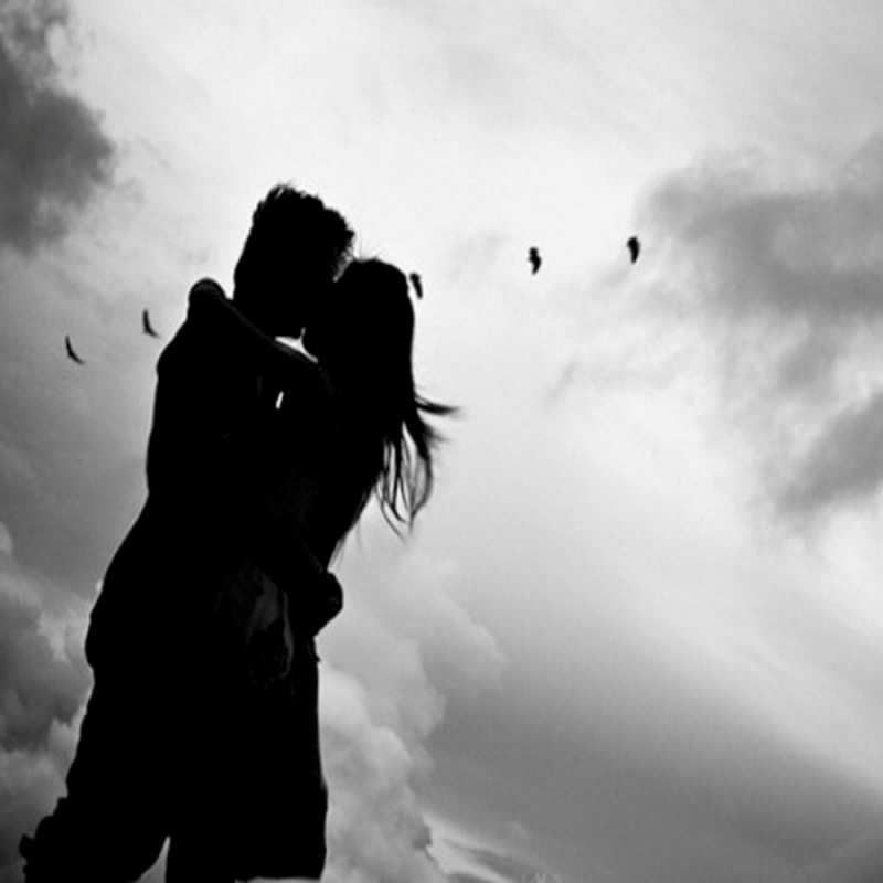 Открытка обнимаются на фоне неба  летят птицы  I want to hug you 