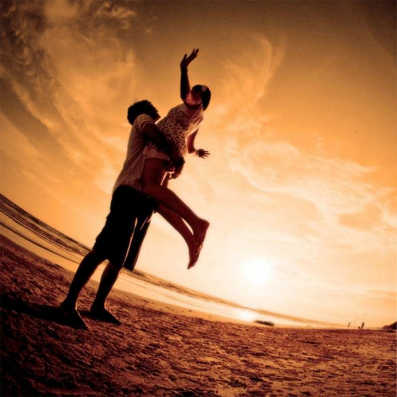 Открытка фото с искажениями  парень держит девушку  I love you 