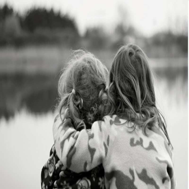 Открытка вода и девушки  в дали все в тумане  I want to hug you 