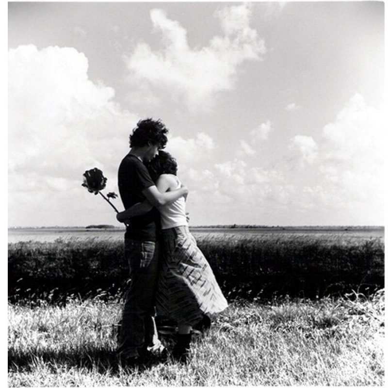 Открытка Возлюбленные обнимаются  чернобелое фото  I want to hug you 