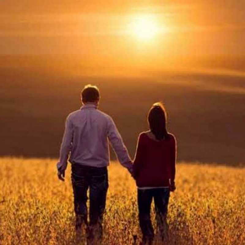 Открытка за ручки по полю  оранжевое фото и солнце и небо и настроение  I want to hug you 