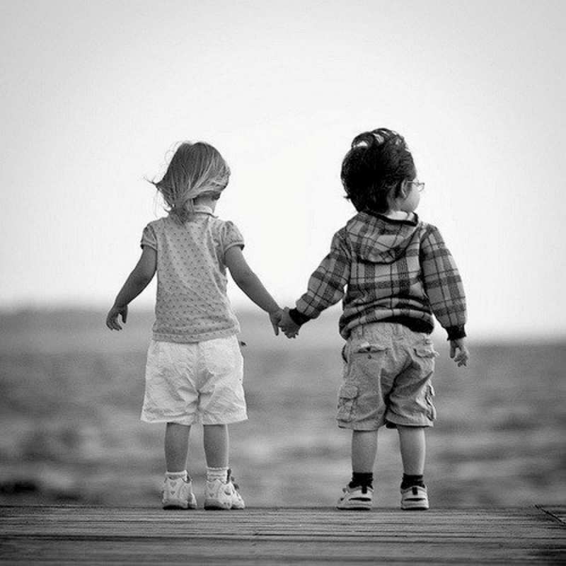 Открытка дети держатся за руки  давай дружить  I want to hug you 