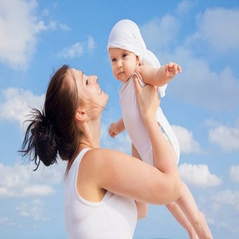 Открытка мама обнимает ребенка 1 небо и облака 1 I want to hug you 