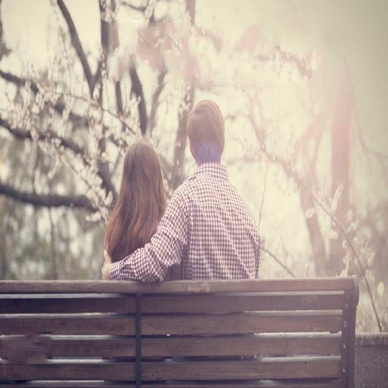 Открытка люди в парке отдыхают  цветут деревья весна  I want to hug you 