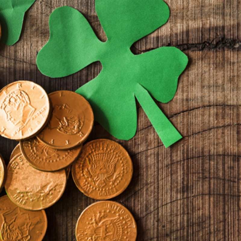 Открытка клевер и монеты  деревянный фон  Good luck 