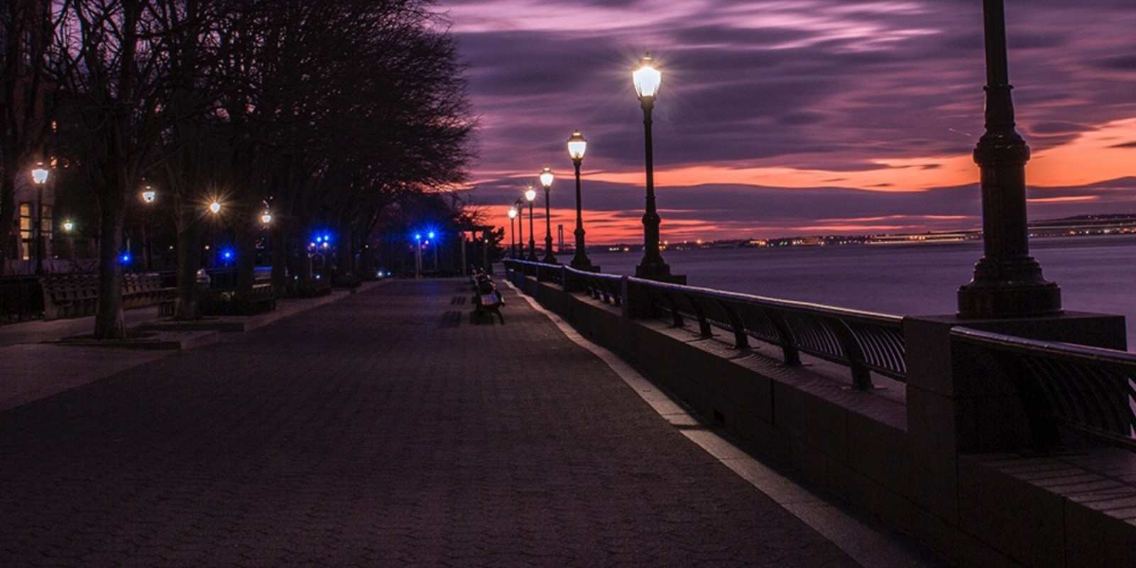 Открытка ночная набережная фонари на фоне реки Good night 