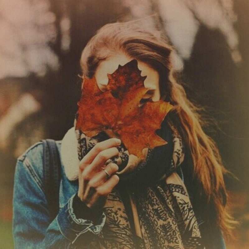 Открытка девушка держит кленовый лист  осеннее настроение и рыжая  I want to hug you 