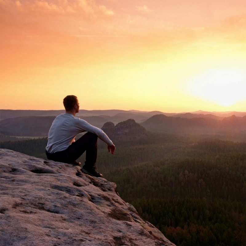 Открытка одиночество на скале  смотрим на закат  Do not be sad 