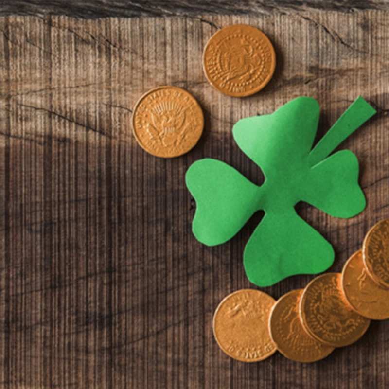 Открытка монеты и клевер на деревянном фоне  на удачу сегодня  Good luck 