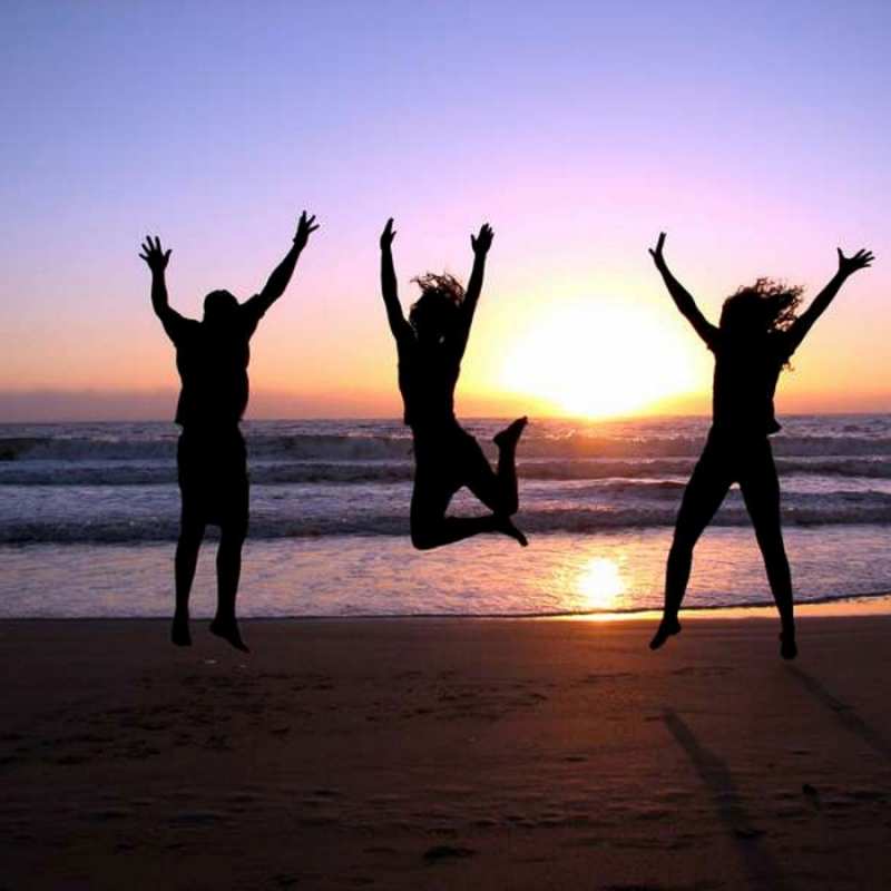 Открытка прыгаем на берегу  позитив  I love you 