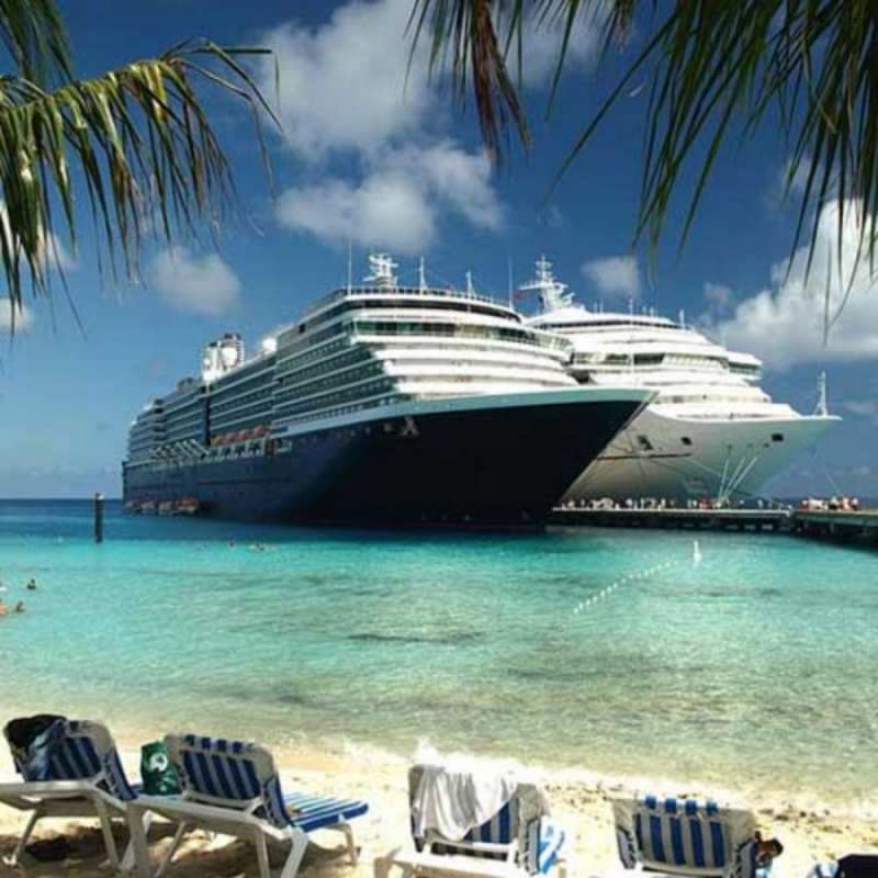 Открытка море и круизные лайнеры лежаки на фоне моря и пальм Have a good trip 