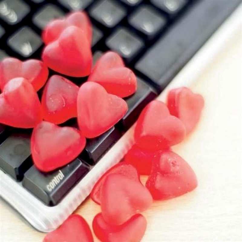 Открытка мармеладки на клавиатуре  конфеты в виде сердец  I love you 