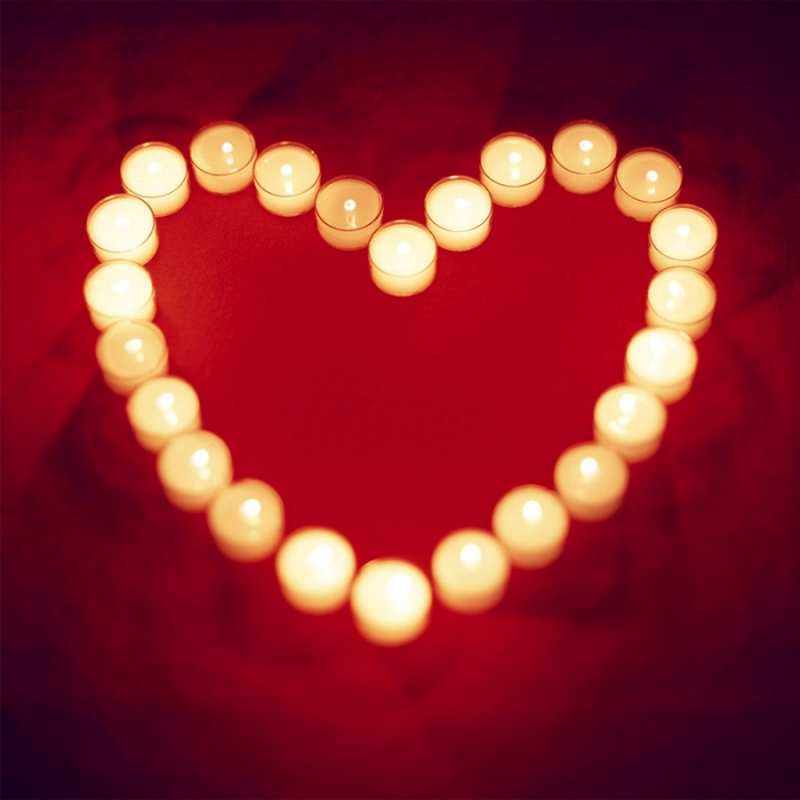 Открытка свечки в форме сердца  красота на красном фоне  I love you 