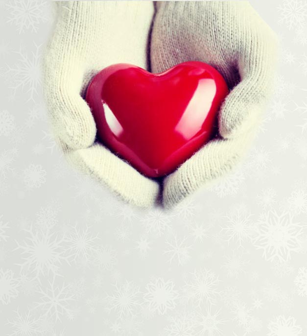 Открытка согреваем сердце  сердечко в руках, варежки  I love you 