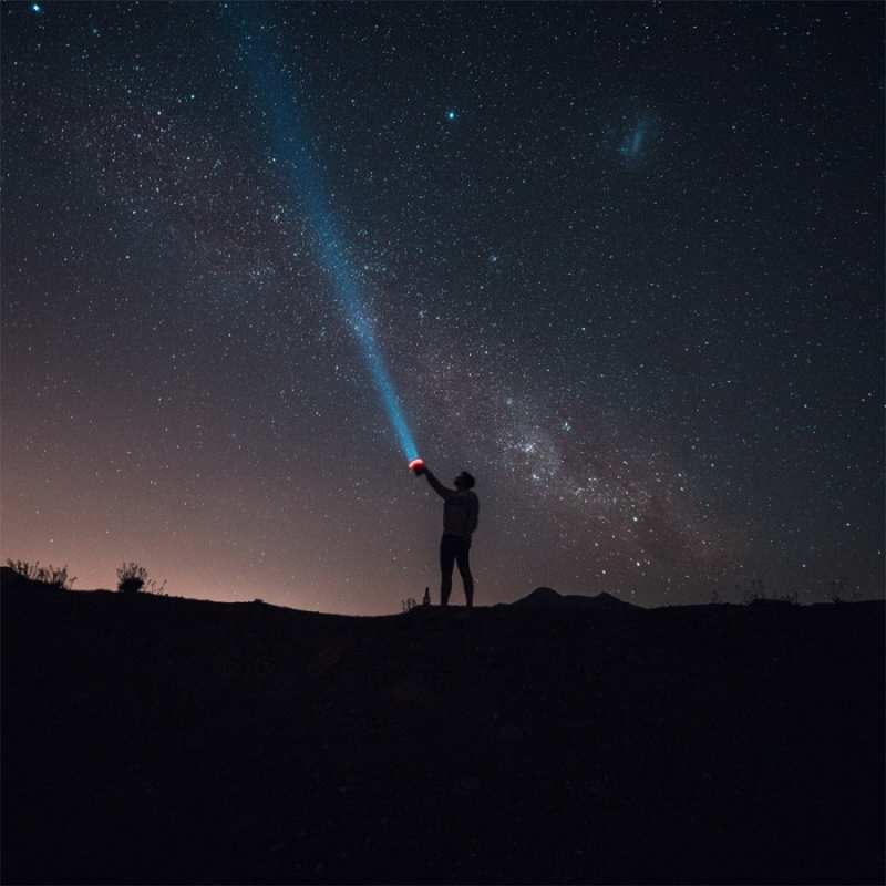 Открытка я тебя ищу в небе  звезды и луч света  I miss you 