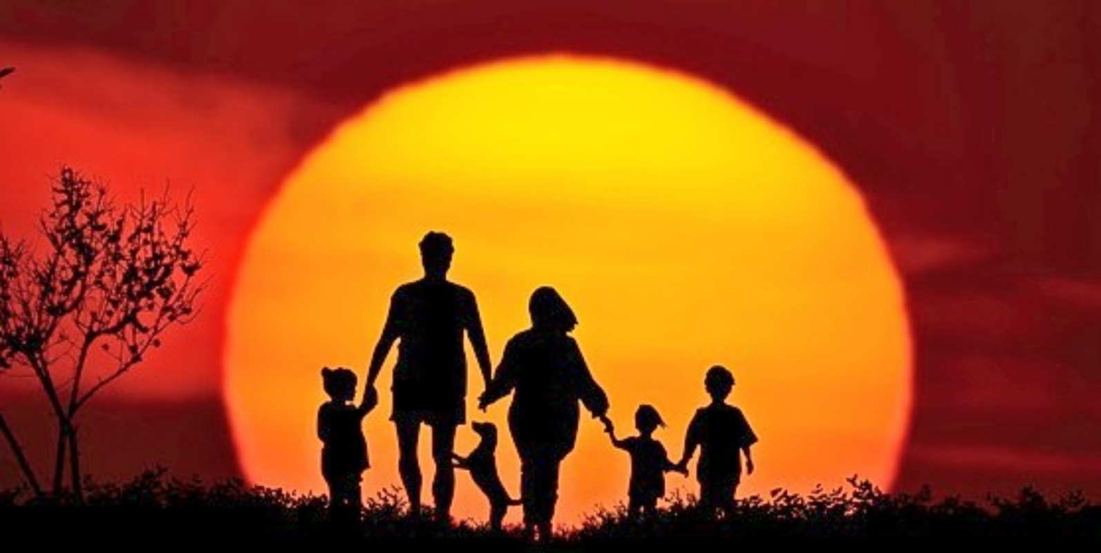 Открытка семья на фоне заката с собакой  закат, семья  happy family day 