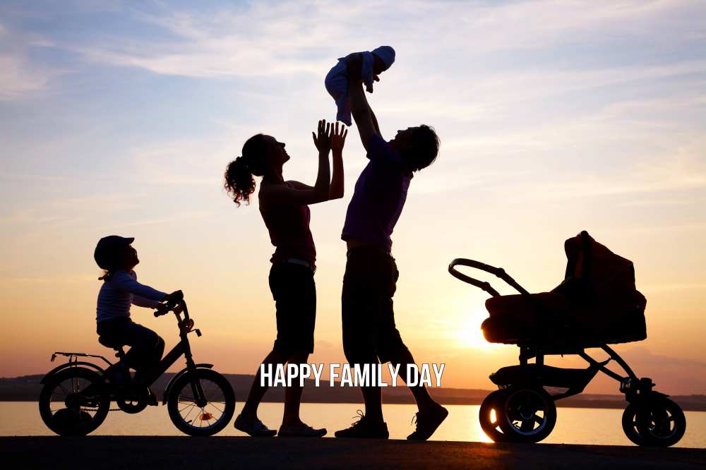 Greetings card с именем, выберите-имя happy family day Коляска, велосипед, семья, небо, закат Greetings with text for free download 